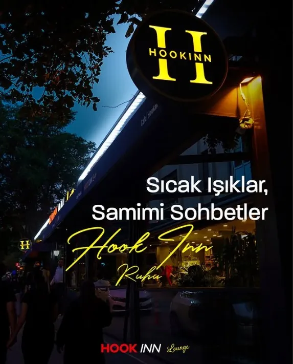 Hook Inn Lounge, sıcak ışıklar ile akşam atmosferi