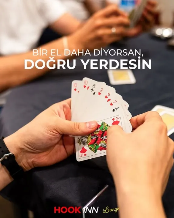 Kağıt oyunu oynayan misafirler
