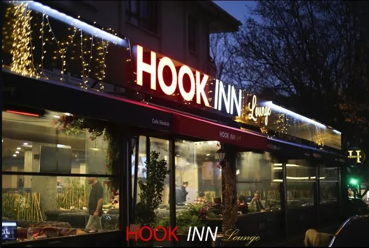 Hook Inn Lounge mekan dış görünüşü, akşam ışıkları