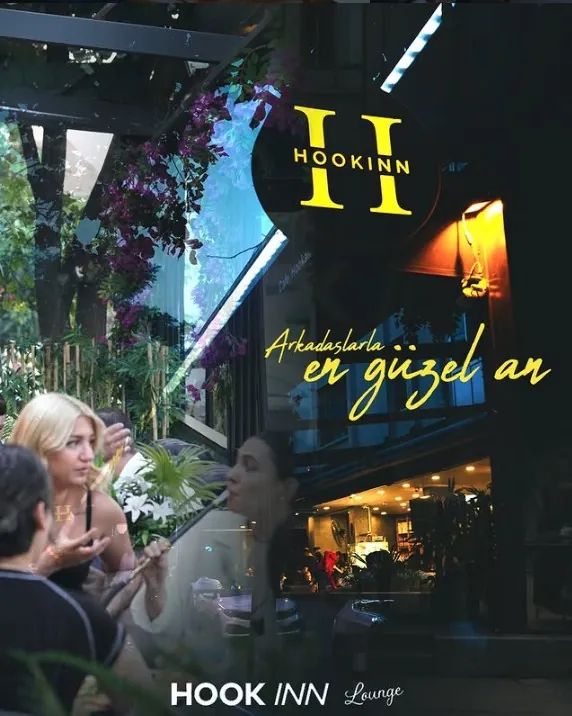 Hook Inn Lounge önünde arkadaş sohbeti