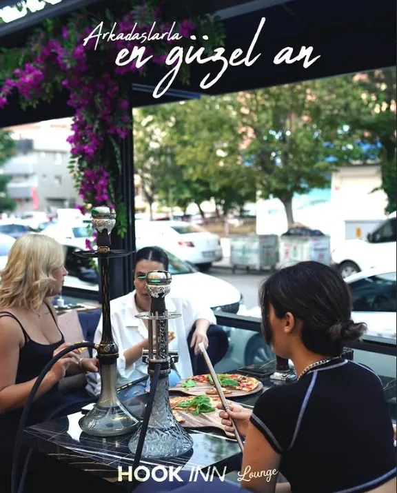 Cam kenarında nargile ve pizza eşliğinde sohbet