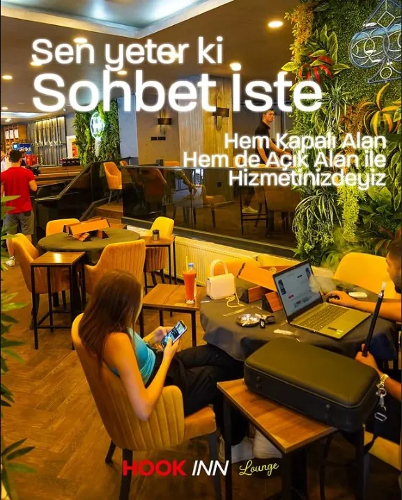 Rahat oturma alanı, dizüstü bilgisayar ve sohbet köşesi