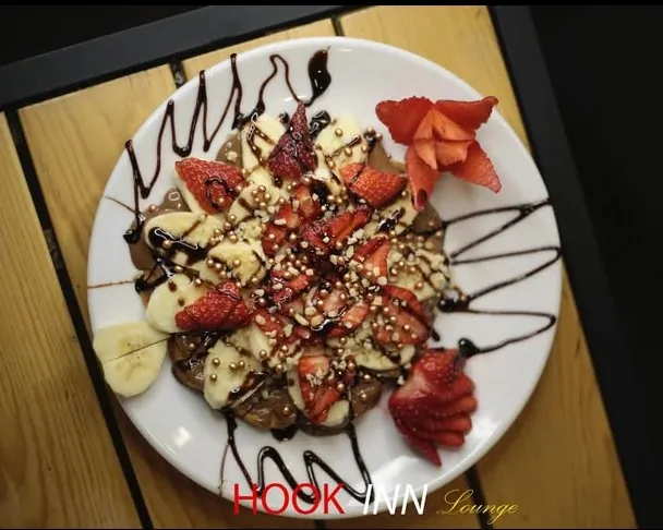 Çikolatalı çilekli waffle sunumu